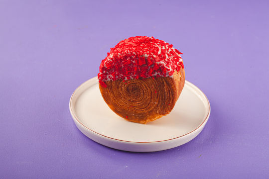 Çilek Dolgulu Roll Kruvasan